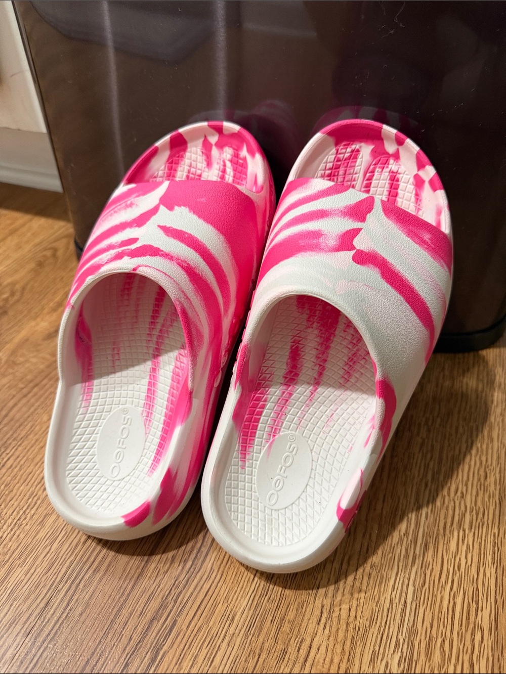 OOFOS Pink & White Swirl Clogs